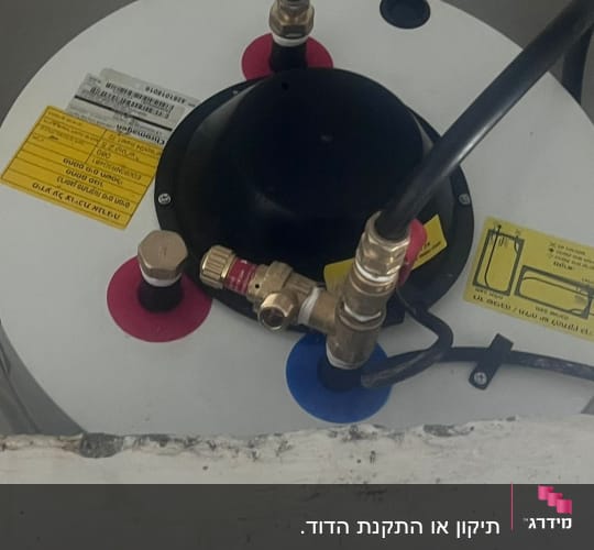 דוד שמש עם חיבורים וצינורות